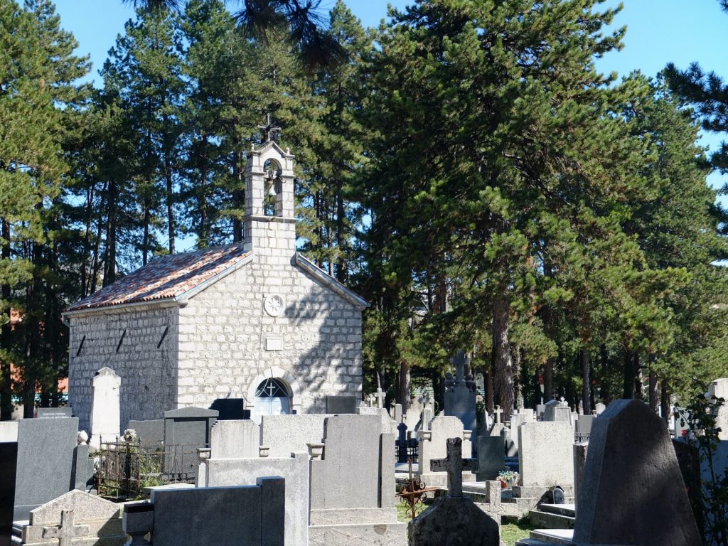 Quels sont les caractéristiques des différents monuments funéraires ?