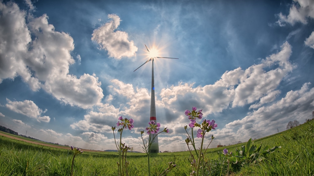 Une éolienne en marche dans un paysage de campagne