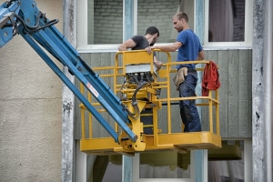 Deux ouvriers sur une nacelle de chantier