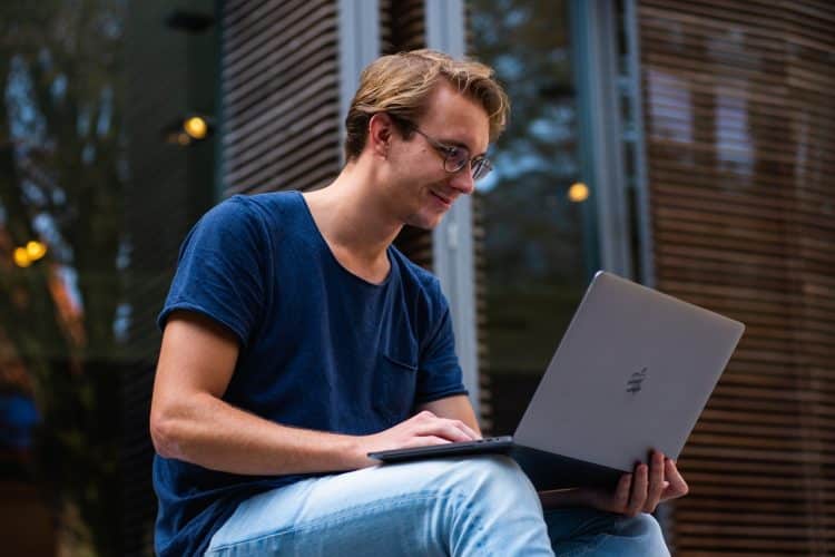 Jeune homme devant son PC