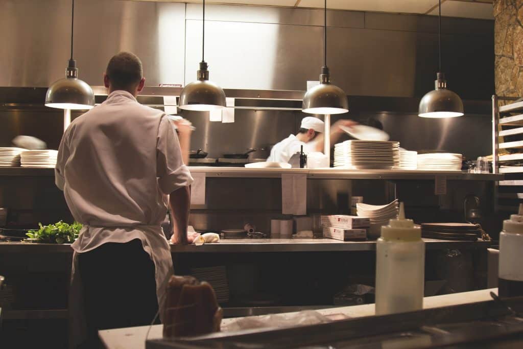 Un chef travaillant dans la cuisine d'un restaurant